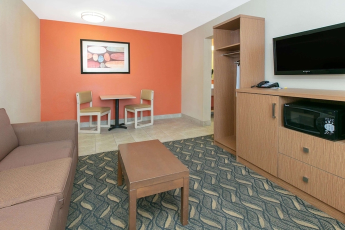 Imagen de la habitación del Hotel Days Inn and Suites By Wyndham Arlington Near Six Flags. Foto 14