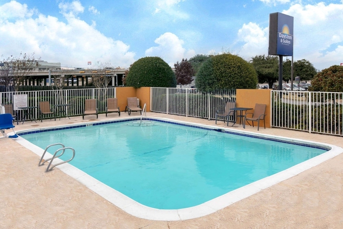 Imagen de la piscina del Hotel Days Inn and Suites By Wyndham Arlington Near Six Flags. Foto 19