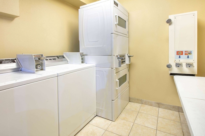 Imagen de los interiores del Hotel Days Inn and Suites By Wyndham Arlington Near Six Flags. Foto 17