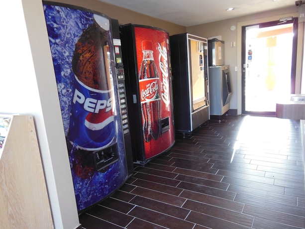 Imagen de los interiores del Hotel Days Inn and Suites By Wyndham Arlington Near Six Flags. Foto 18