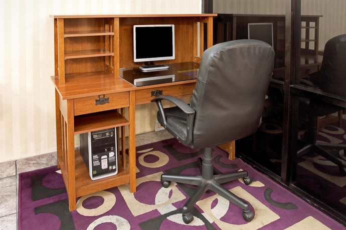 Imagen de los interiores del Hotel Days Inn and Suites By Wyndham Artesia. Foto 8