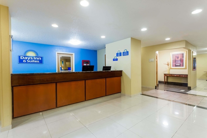 Imagen de los interiores del Hotel Days Inn and Suites By Wyndham Bloomington/normal Il. Foto 14