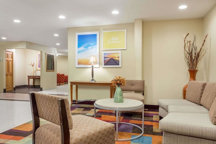Imagen de los interiores del Hotel Days Inn and Suites By Wyndham Bloomington/normal Il. Foto 15
