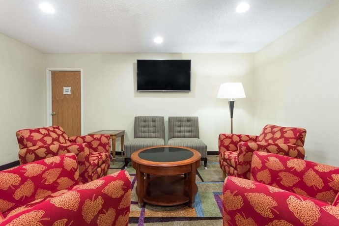 Imagen de los interiores del Hotel Days Inn and Suites By Wyndham Bloomington/normal Il. Foto 16