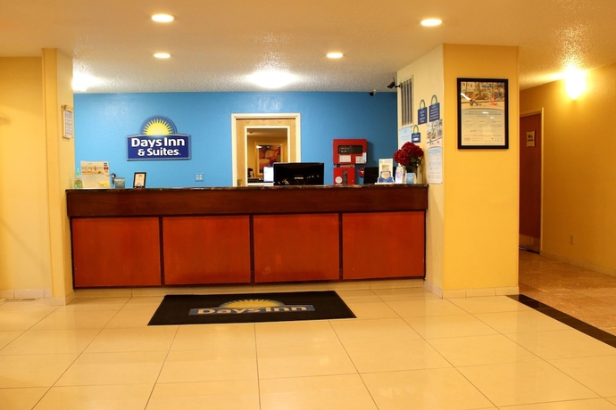 Imagen de los interiores del Hotel Days Inn and Suites By Wyndham Bloomington/normal Il. Foto 17