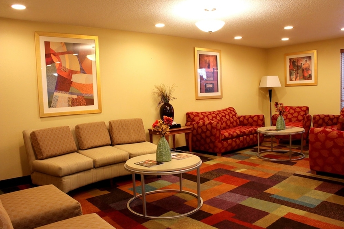 Imagen de los interiores del Hotel Days Inn and Suites By Wyndham Bloomington/normal Il. Foto 18