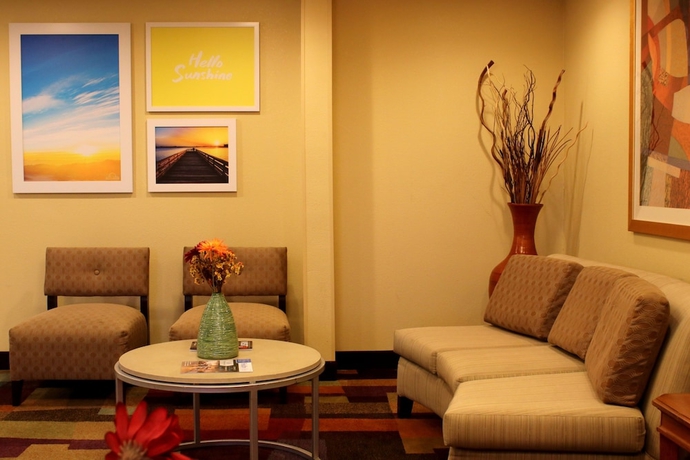 Imagen de los interiores del Hotel Days Inn and Suites By Wyndham Bloomington/normal Il. Foto 19