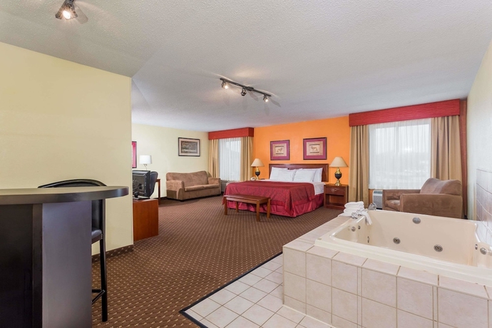 Imagen de la habitación del Hotel Days Inn and Suites By Wyndham Bloomington/normal Il. Foto 13