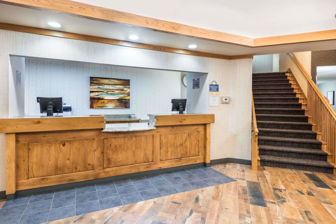 Imagen de los interiores del Hotel Days Inn and Suites By Wyndham Bozeman. Foto 13