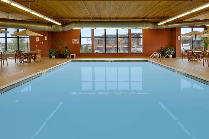 Imagen de la piscina del Hotel Days Inn and Suites By Wyndham Bozeman. Foto 18