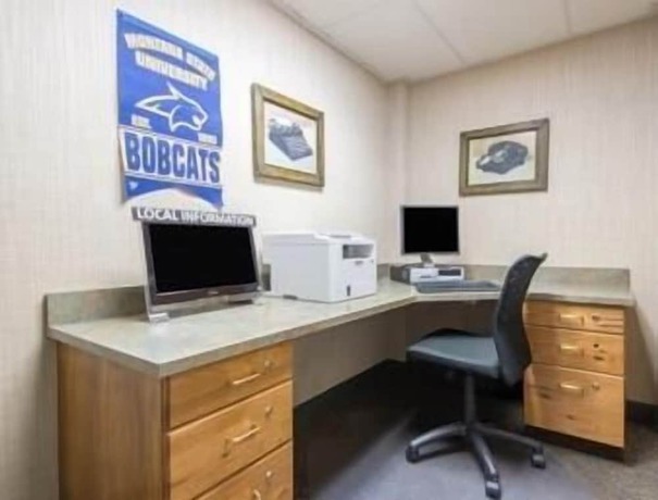 Imagen de los interiores del Hotel Days Inn and Suites By Wyndham Bozeman. Foto 16