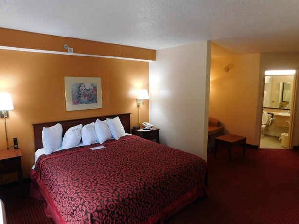 Imagen de la habitación del Hotel Days Inn and Suites By Wyndham Cedar Rapids. Foto 2