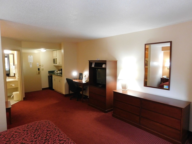 Imagen de la habitación del Hotel Days Inn and Suites By Wyndham Cedar Rapids. Foto 3