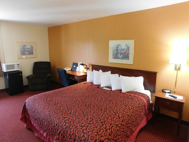 Imagen de la habitación del Hotel Days Inn and Suites By Wyndham Cedar Rapids. Foto 5