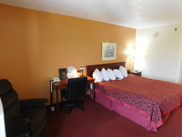 Imagen de la habitación del Hotel Days Inn and Suites By Wyndham Cedar Rapids. Foto 7