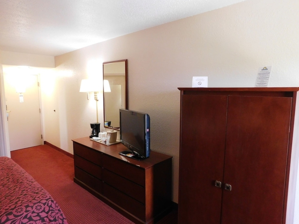 Imagen de la habitación del Hotel Days Inn and Suites By Wyndham Cedar Rapids. Foto 8