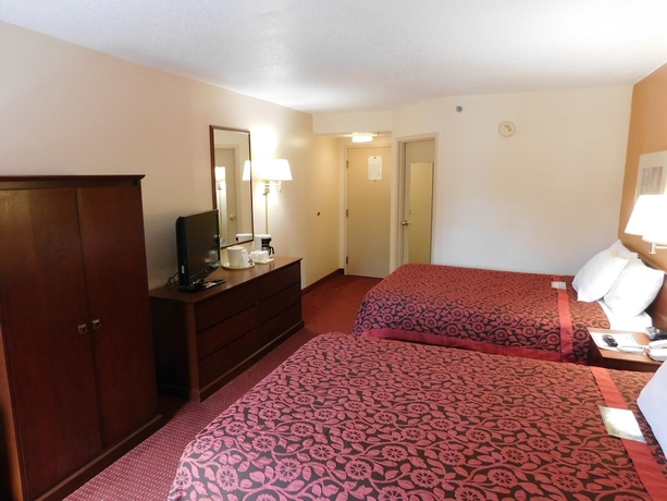 Imagen de la habitación del Hotel Days Inn and Suites By Wyndham Cedar Rapids. Foto 11