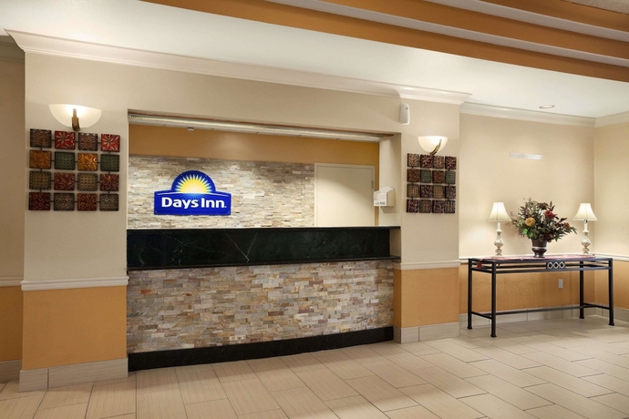Imagen de los interiores del Hotel Days Inn and Suites By Wyndham Cedar Rapids. Foto 18