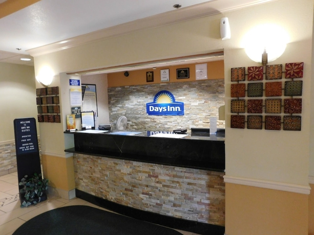 Imagen de los interiores del Hotel Days Inn and Suites By Wyndham Cedar Rapids. Foto 19