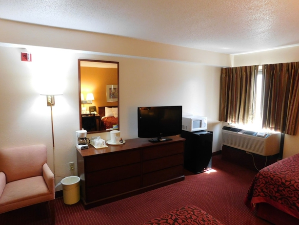 Imagen de la habitación del Hotel Days Inn and Suites By Wyndham Cedar Rapids. Foto 13