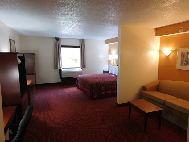Imagen de la habitación del Hotel Days Inn and Suites By Wyndham Cedar Rapids. Foto 14