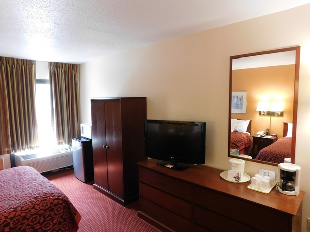 Imagen de la habitación del Hotel Days Inn and Suites By Wyndham Cedar Rapids. Foto 16