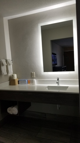 Imagen de la habitación del Hotel Days Inn and Suites By Wyndham Charleston Airport West. Foto 9