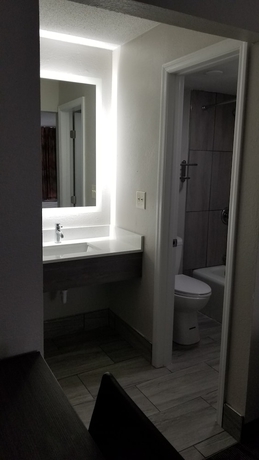 Imagen de la habitación del Hotel Days Inn and Suites By Wyndham Charleston Airport West. Foto 16