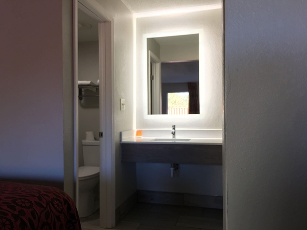 Imagen de la habitación del Hotel Days Inn and Suites By Wyndham Charleston Airport West. Foto 17