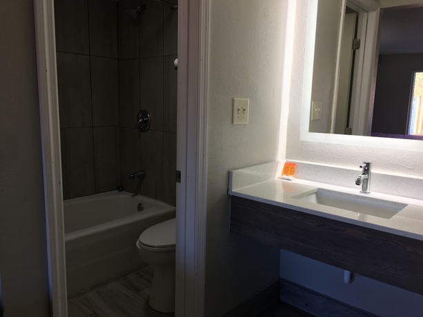 Imagen de la habitación del Hotel Days Inn and Suites By Wyndham Charleston Airport West. Foto 18