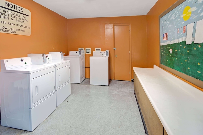 Imagen de los interiores del Hotel Days Inn and Suites By Wyndham Charleston Airport West. Foto 19