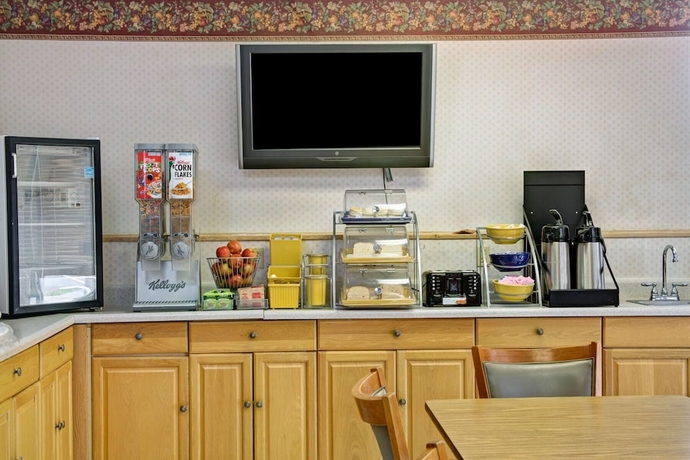 Imagen del bar/restaurante del Hotel Days Inn and Suites By Wyndham Charleston Airport West. Foto 3