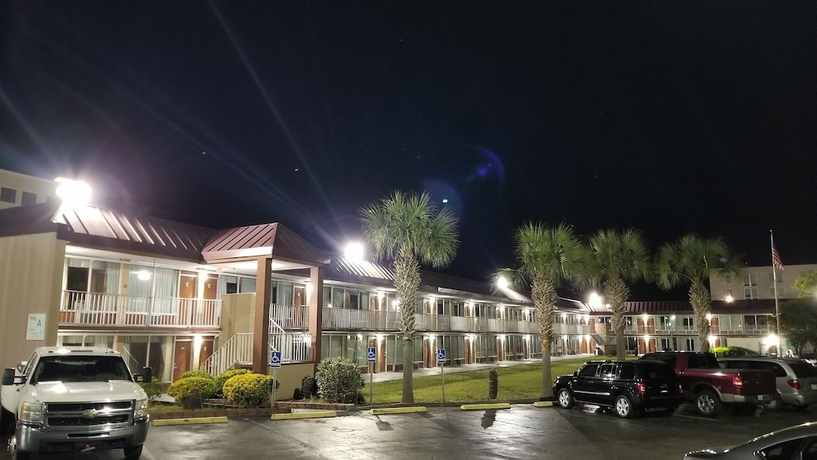 Imagen general del Hotel Days Inn and Suites By Wyndham Charleston Airport West. Foto 2