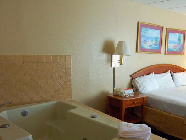 Imagen de la habitación del Hotel Days Inn and Suites By Wyndham Cincinnati North. Foto 1