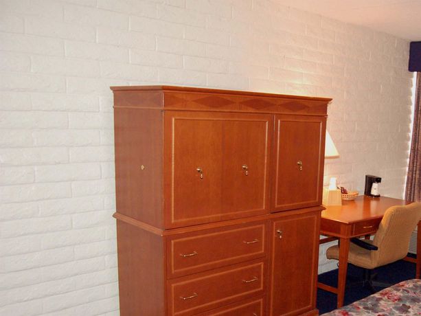 Imagen de los interiores del Hotel Days Inn and Suites By Wyndham Cincinnati North. Foto 16