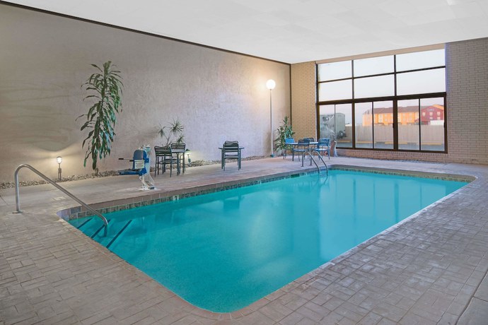 Imagen de la piscina del Hotel Days Inn and Suites By Wyndham Clovis. Foto 15