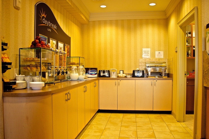 Imagen del bar/restaurante del Hotel Days Inn and Suites By Wyndham Collingwood. Foto 3