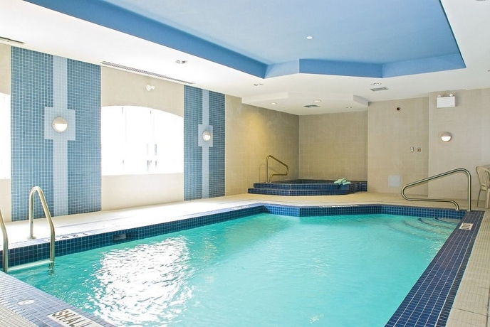 Imagen de la piscina del Hotel Days Inn and Suites By Wyndham Collingwood. Foto 16