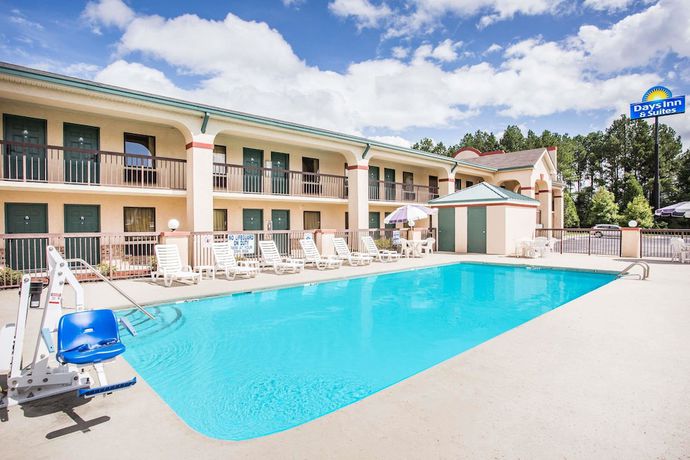 Imagen de la piscina del Hotel Days Inn and Suites By Wyndham Columbia Airport. Foto 19