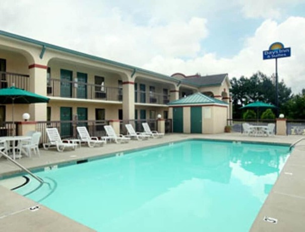 Imagen de la piscina del Hotel Days Inn and Suites By Wyndham Columbia Airport. Foto 20