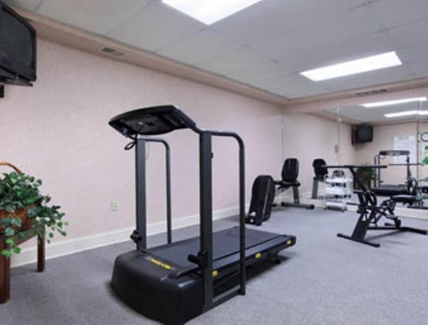 Imagen de los interiores del Hotel Days Inn and Suites By Wyndham Columbia Airport. Foto 16