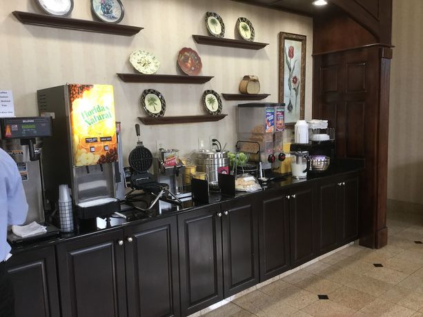 Imagen del bar/restaurante del Hotel Days Inn and Suites By Wyndham Columbia Airport. Foto 2