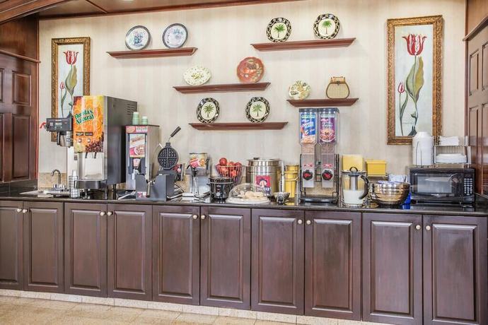 Imagen del bar/restaurante del Hotel Days Inn and Suites By Wyndham Columbia Airport. Foto 3