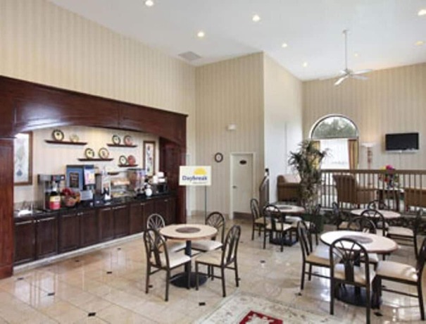Imagen del bar/restaurante del Hotel Days Inn and Suites By Wyndham Columbia Airport. Foto 4