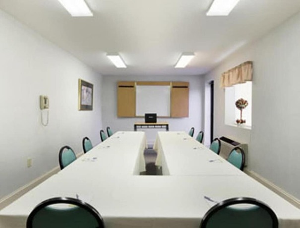 Imagen de los interiores del Hotel Days Inn and Suites By Wyndham Columbia Airport. Foto 18