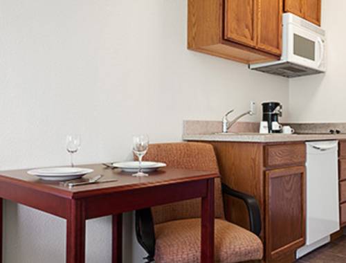Imagen de la habitación del Hotel Days Inn and Suites By Wyndham Columbus Ne. Foto 5