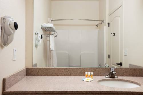 Imagen de la habitación del Hotel Days Inn and Suites By Wyndham Columbus Ne. Foto 6