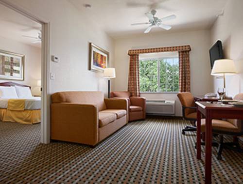 Imagen de la habitación del Hotel Days Inn and Suites By Wyndham Columbus Ne. Foto 7