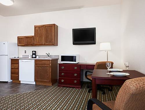 Imagen de la habitación del Hotel Days Inn and Suites By Wyndham Columbus Ne. Foto 9