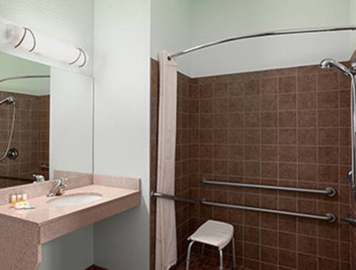 Imagen general del Hotel Days Inn and Suites By Wyndham Columbus Ne. Foto 1